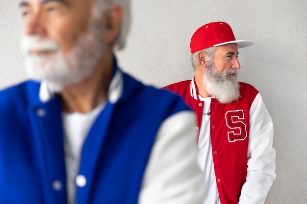 Foto gratuita ancianos vistiendo chaqueta varsity al aire libre