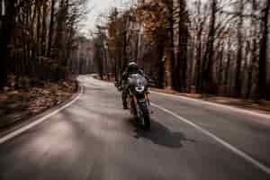 Foto gratuita andar en bicicleta en una motocicleta en el bosque.