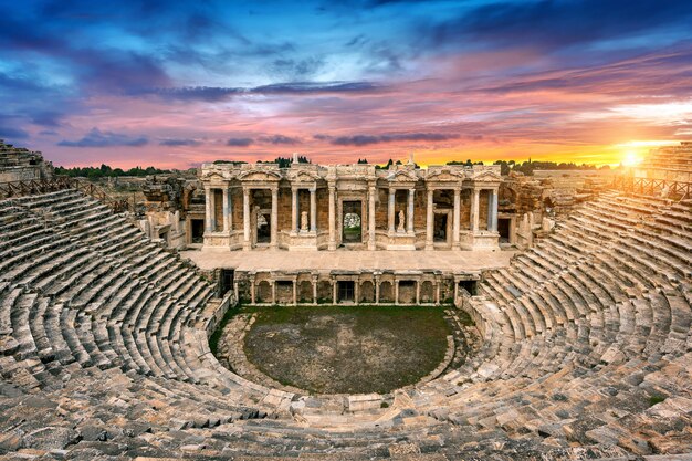 Anfiteatro en la antigua ciudad de Hierápolis al atardecer, Pamukkale en Turquía.