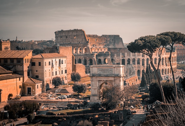 Anfiteatro del Coliseo en Roma, Italia bajo el cielo gris