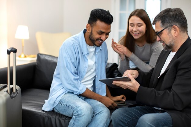 Anfitrión de plano medio hablando con una pareja