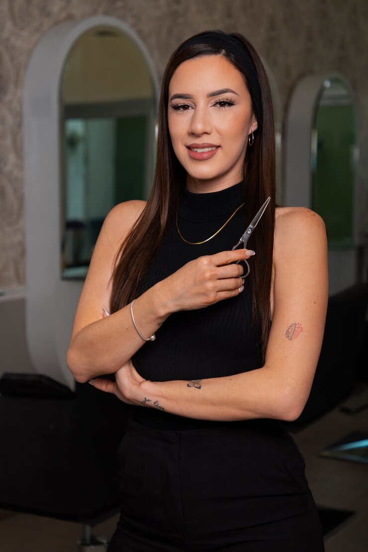 Foto gratuito anfitriona de peluqueria latina