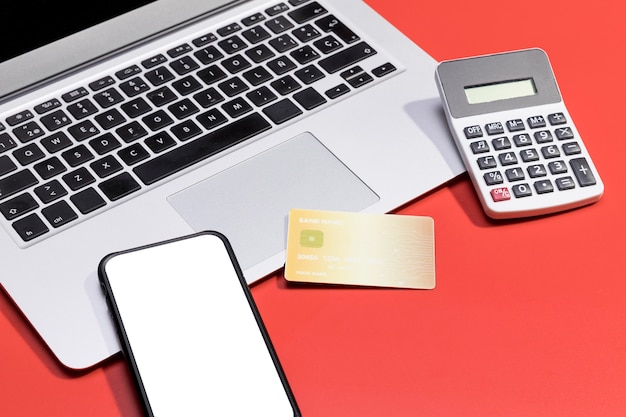 Ángulo alto de compras en línea con espacio de copia