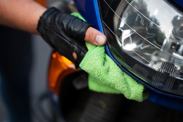 Foto gratuita Ángulo alto mujer vieja con motocicleta