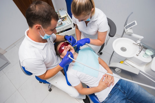 Foto gratuita Ángulo alto del paciente recibiendo procedimiento dental