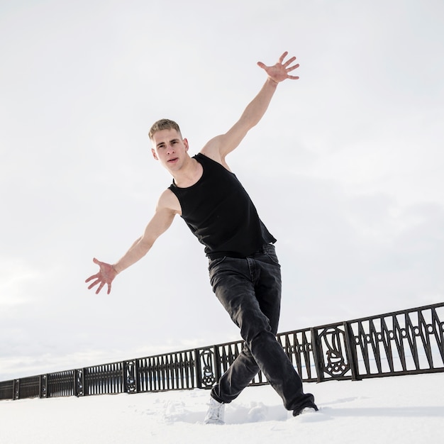 Foto gratuita Ángulo bajo de bailarín de hip hop masculino