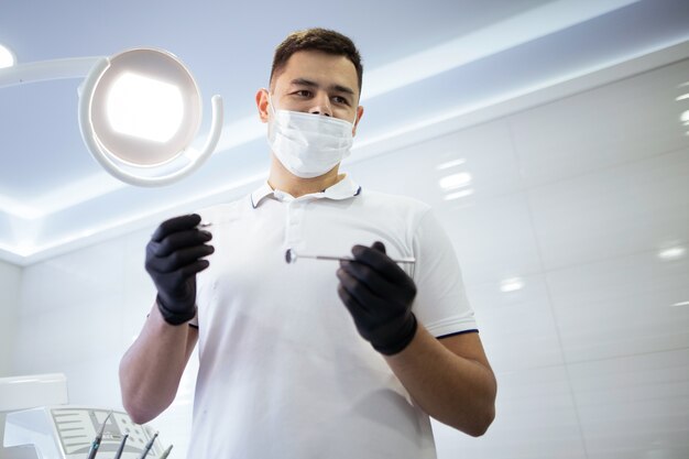 Bajo ángulo de dentista realizando un procedimiento