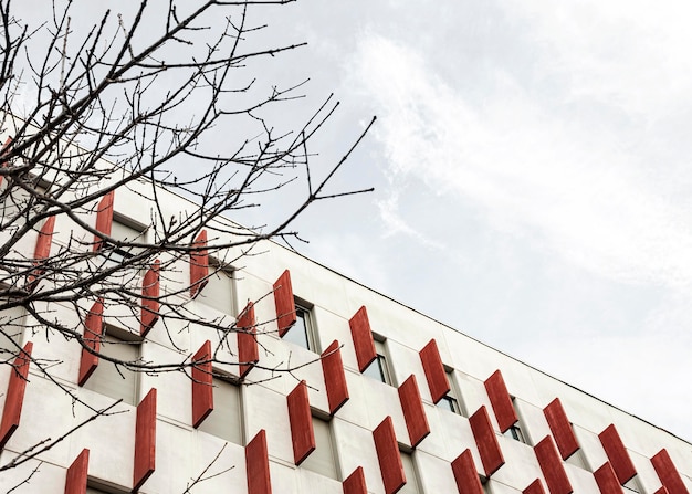 Foto gratuita Ángulo bajo de un edificio en la ciudad.