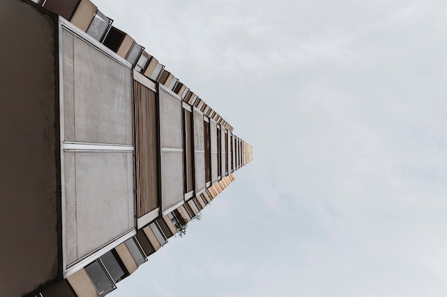 Foto gratuita Ángulo bajo de edificio residencial alto en la ciudad con espacio de copia