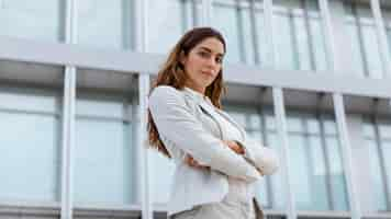 Foto gratuita Ángulo bajo de elegante empresaria posando en la ciudad