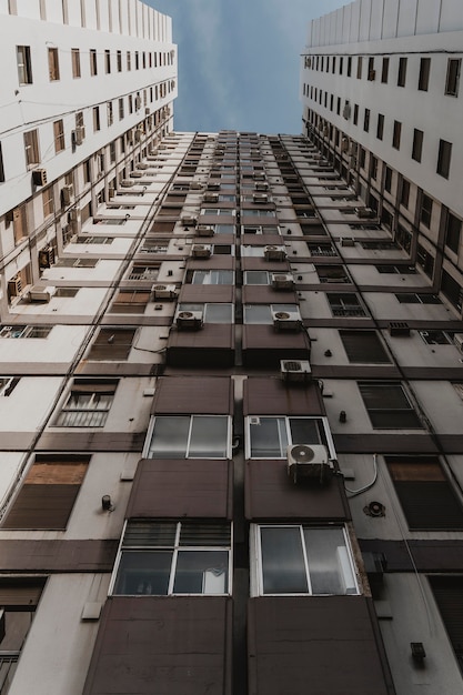 Ángulo bajo del enorme edificio de hormigón en la ciudad.