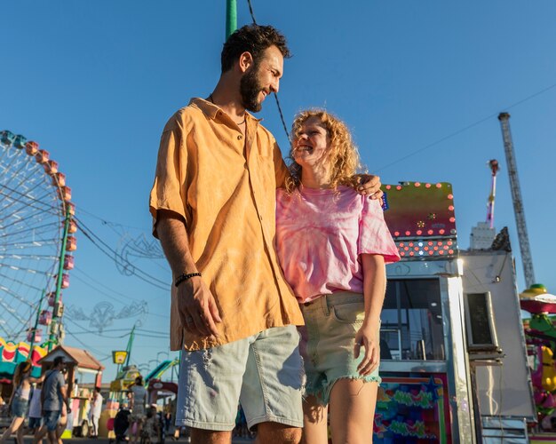 Bajo ángulo feliz pareja pasar tiempo juntos