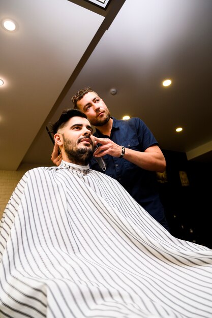 Bajo ángulo de hombre en la peluquería