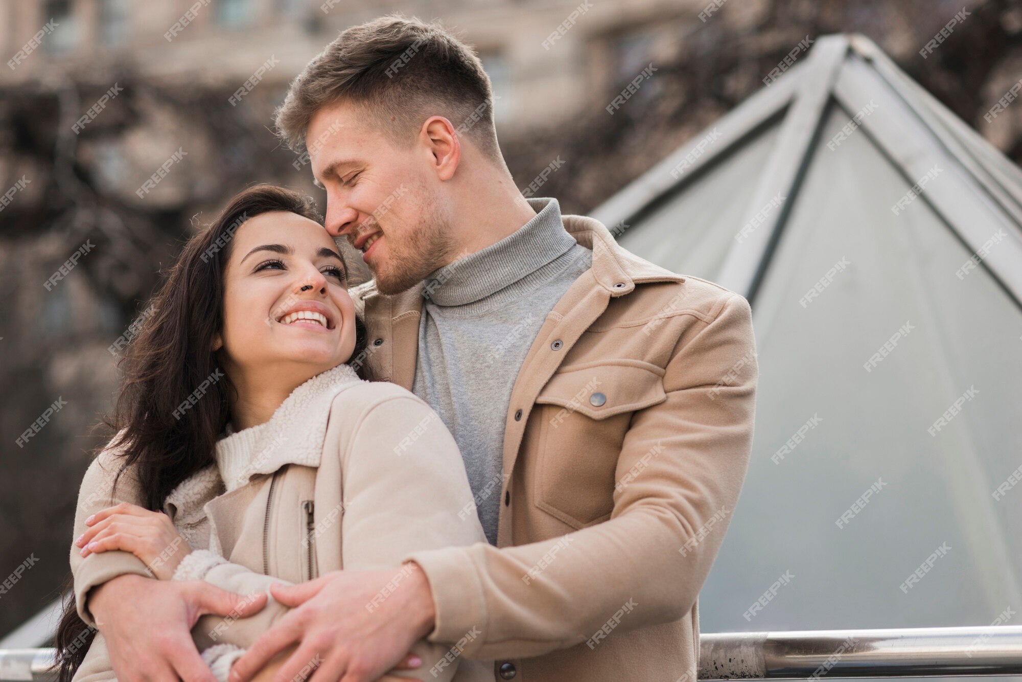 Ángulo bajo de linda pareja abrazada | Foto Gratis Ángulo bajo de linda pareja abrazada | Foto Gratis