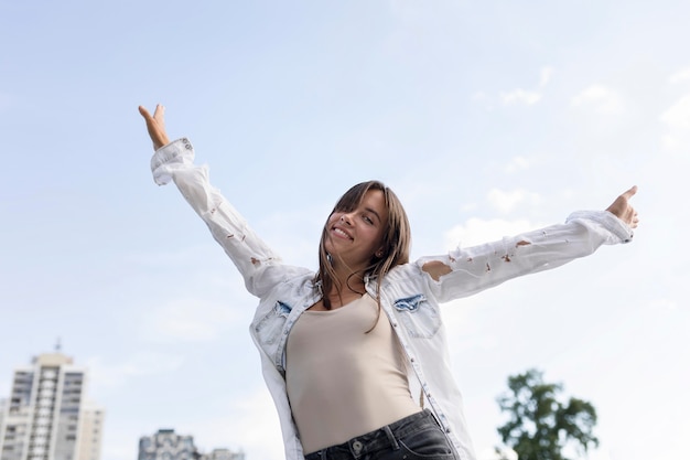 Foto gratuita Ángulo bajo, lindo, mujer joven, sonriente