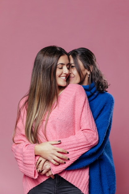 Foto gratuita Ángulo bajo madre e hija abrazando