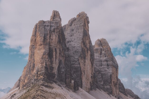 Bajo ángulo de montaña de roca