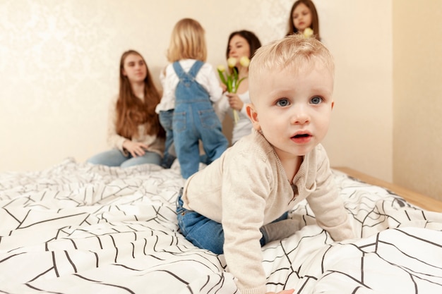 Foto gratuita Ángulo bajo para niños con madre en la cama