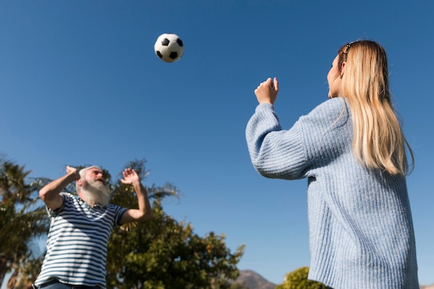 Bajo ángulo de padre e hija