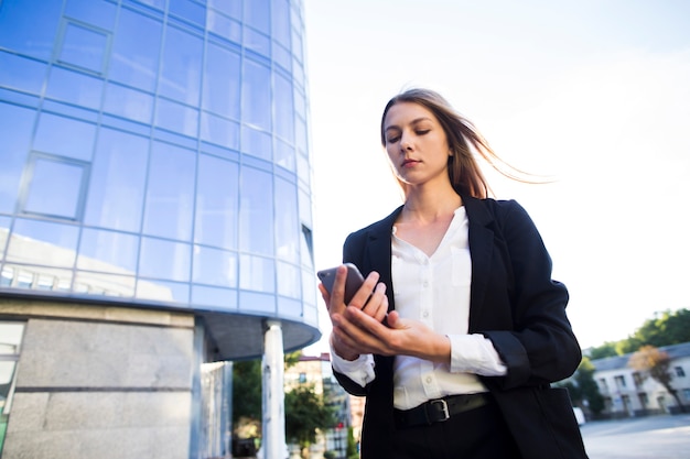 Ángulo bajo tiro mujer usando un teléfono