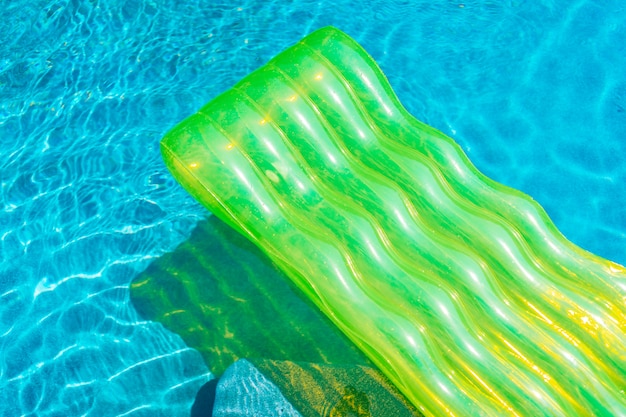 Foto gratuita anillo de baño colorido o flotador de goma alrededor del agua de la piscina