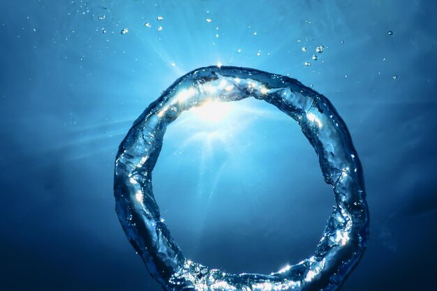 El anillo de burbujas submarinas asciende hacia el sol