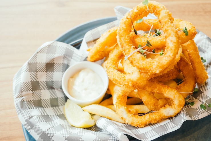 Foto gratuito anillo de calamares fritos
