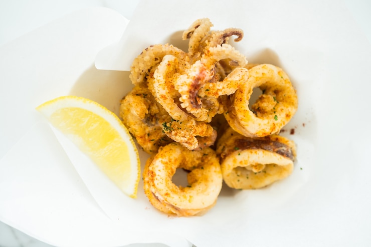 Foto gratuito anillo de calamares