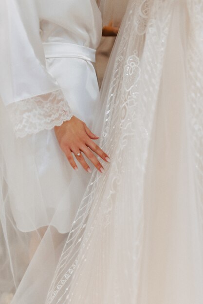 Anillo de compromiso con una piedra en la mano de novias suaves