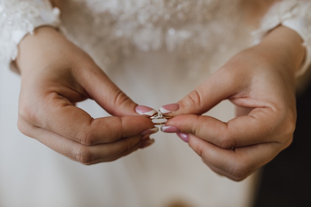 Anillo de compromiso tierno en las manos de la novia.