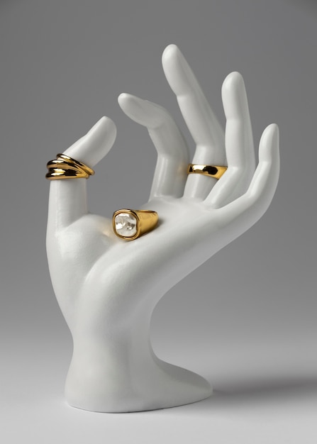 Foto gratuita anillo de oro caro con pantalla de soporte de mano humana
