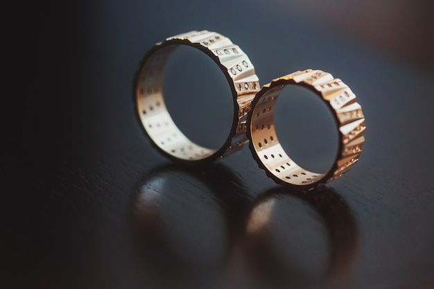 Anillos de boda capturados con un reflejo en una superficie