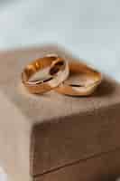 Foto gratuita anillos de boda, celebraciones de bodas y accesorios y decoraciones.