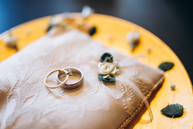 Foto gratuita anillos de boda en cojin.