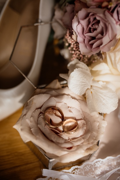 Los anillos de boda mienten en la rosa