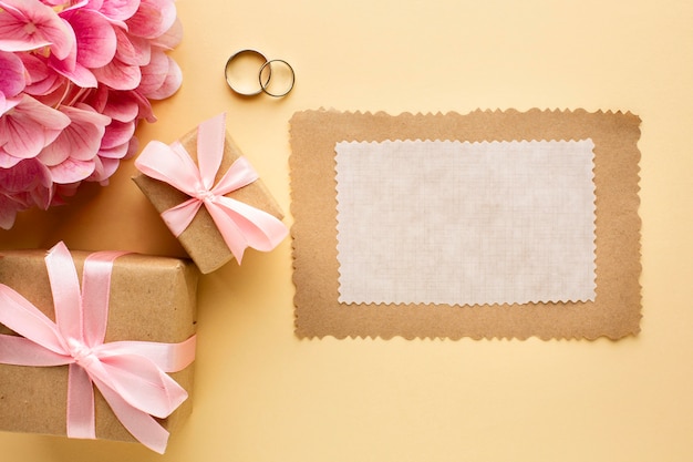 Foto gratuita anillos de boda y papel vacío