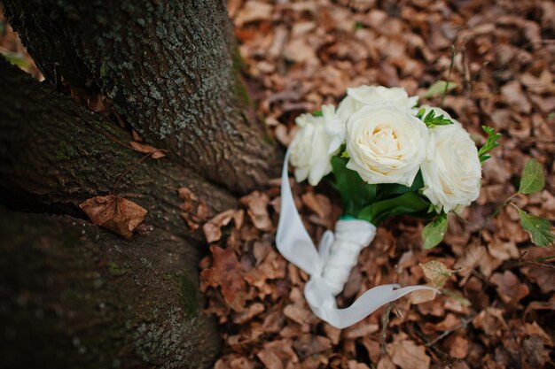 Anillos de boda con ramo en hojas de otoño