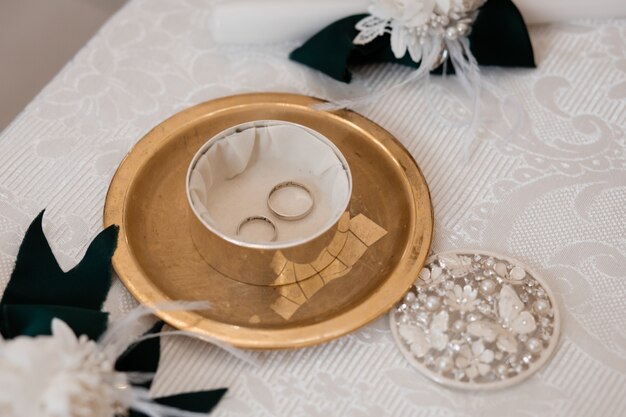 Los anillos de boda yacen en el ataúd