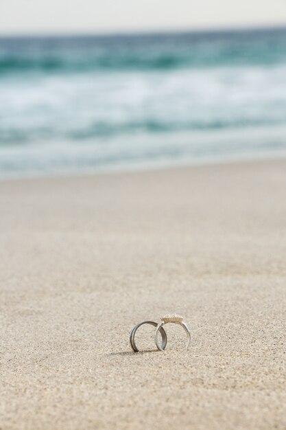 Anillos de bodas en la arena