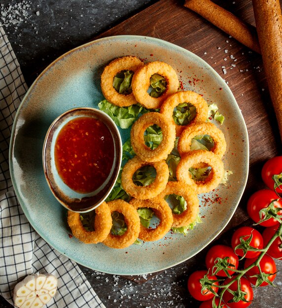 Anillos fritos con salsa de chile dulce