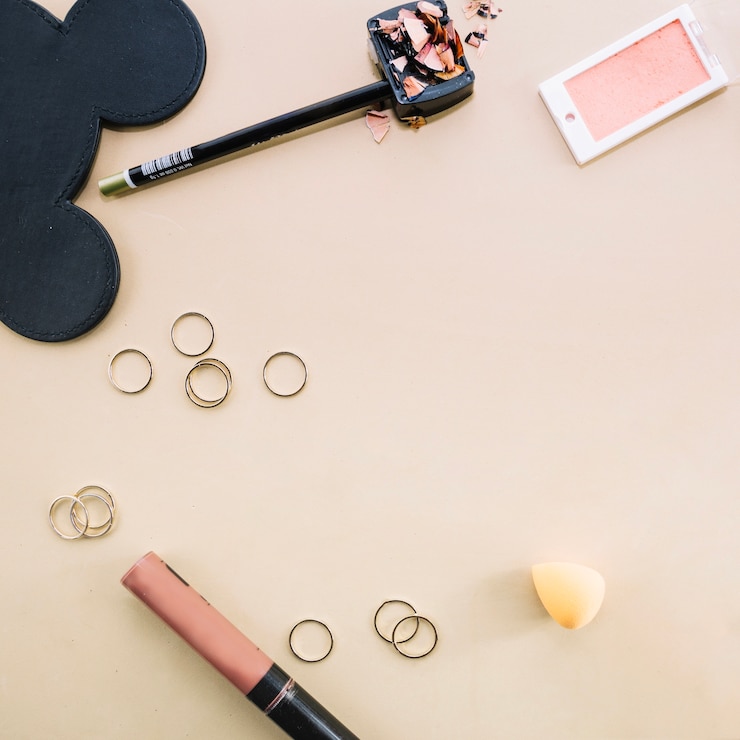 Foto gratuito anillos y materiales de maquillaje