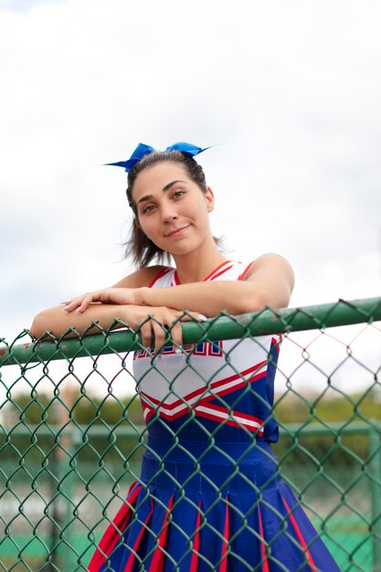 Animadora bastante femenina en uniforme lindo