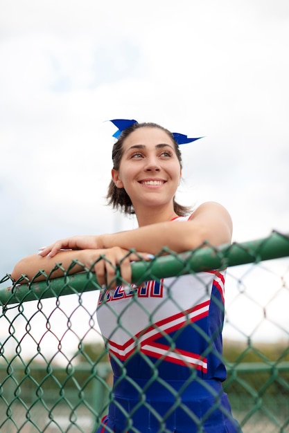 Animadora bastante femenina en uniforme lindo