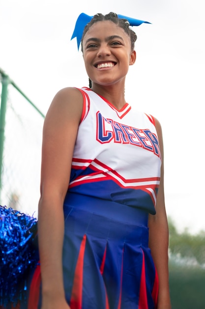 Animadora bastante femenina en uniforme lindo