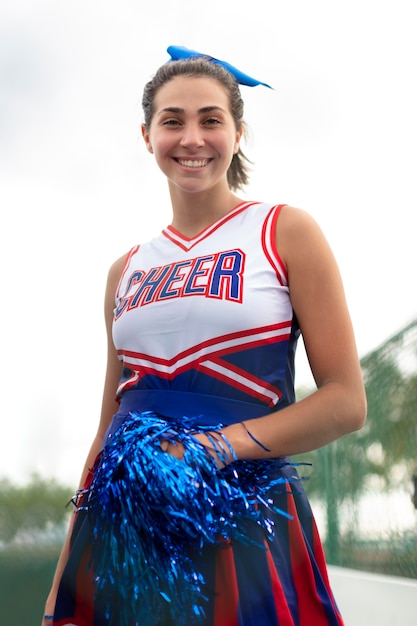 Foto gratuita animadora bastante femenina en uniforme lindo