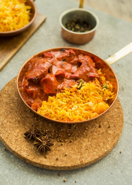 Anís a bordo cerca de un plato de arroz