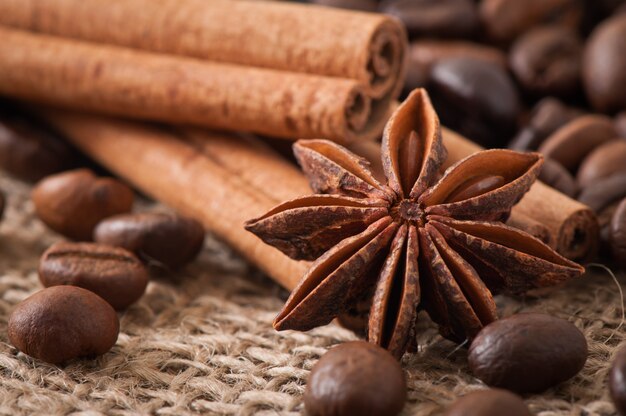 Anís, canela y granos de café sobre fondo de madera vieja