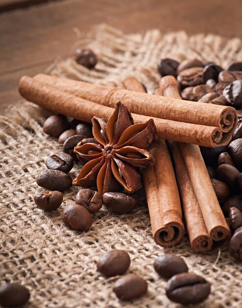 Anís, canela y granos de café sobre fondo de madera vieja