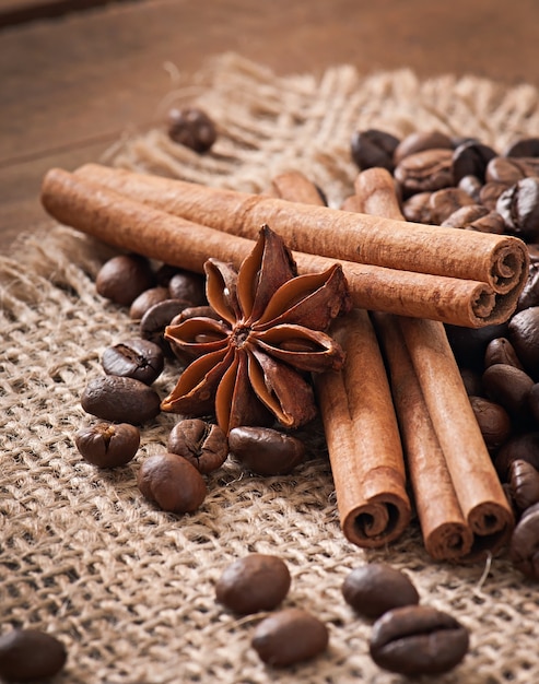 Anís, canela y granos de café sobre fondo de madera vieja