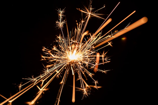 Foto gratuita aniversario de año nuevo de bajo ángulo con fuegos artificiales
